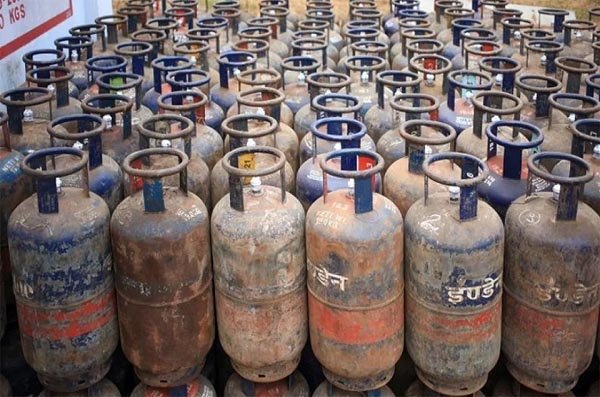 बड़ी खबर: 200 रुपये सस्ता हुआ एलपीजी सिलेंडर, देखें गैस के नए रेट