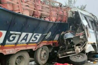 बस-ट्रक में भीषण टक्कर, 8 से ज्यादा लोगों की दर्दनाक मौत
