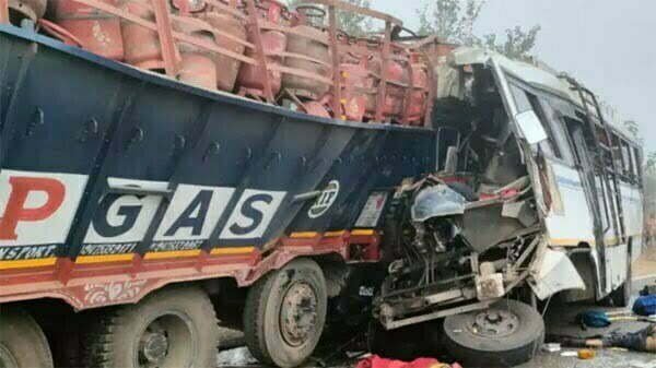 बस-ट्रक में भीषण टक्कर, 8 से ज्यादा लोगों की दर्दनाक मौत