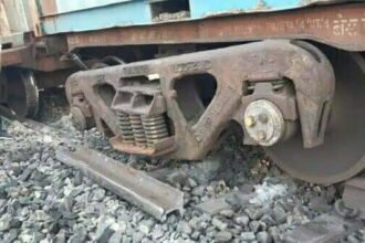 मालगाड़ी के 15 डिब्बे डिरेल होने से आवाजाही ठप, कई ट्रेनों के रूट बदले तो कई रद्द