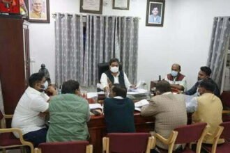 विकास कार्यों में लेटलतीफी पर महापौर ने जताई नाराजगी, ली अधिकारियों की बैठक