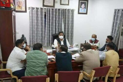 विकास कार्यों में लेटलतीफी पर महापौर ने जताई नाराजगी, ली अधिकारियों की बैठक