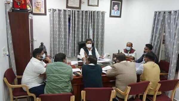 विकास कार्यों में लेटलतीफी पर महापौर ने जताई नाराजगी, ली अधिकारियों की बैठक