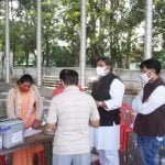 टीकाकरण महा अभियान में शामिल हुए महापौर नीरज पाल, टीकाकरण स्थल पहुंचकर लोगों को किया प्रोत्साहित