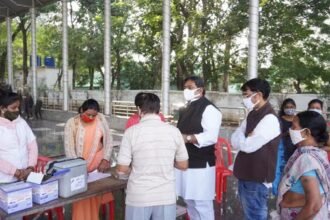 टीकाकरण महा अभियान में शामिल हुए महापौर नीरज पाल, टीकाकरण स्थल पहुंचकर लोगों को किया प्रोत्साहित