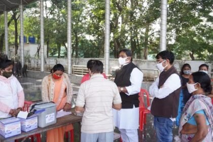 टीकाकरण महा अभियान में शामिल हुए महापौर नीरज पाल, टीकाकरण स्थल पहुंचकर लोगों को किया प्रोत्साहित