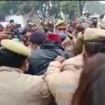 सपा ऑफिस के बाहर कार्यकर्ता ने की आत्मदाह की कोशिश, टिकट नहीं मिलने से था नाराज