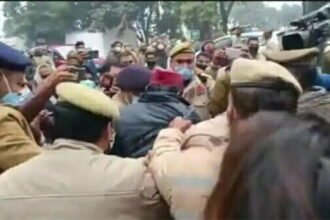 सपा ऑफिस के बाहर कार्यकर्ता ने की आत्मदाह की कोशिश, टिकट नहीं मिलने से था नाराज