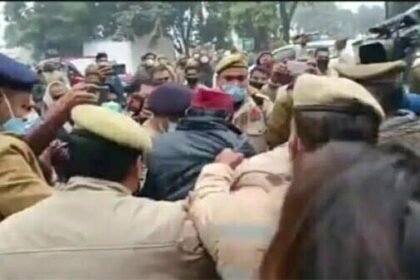 सपा ऑफिस के बाहर कार्यकर्ता ने की आत्मदाह की कोशिश, टिकट नहीं मिलने से था नाराज
