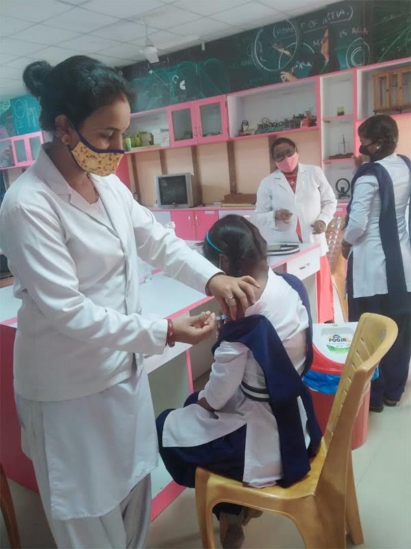 15 -18 वर्ष के बच्चों को दी जा रही वैक्सीन की पहली डोज, दन्तेवाड़ा जिले के दस स्कूलों में शत-प्रतिशत टीकाकरण