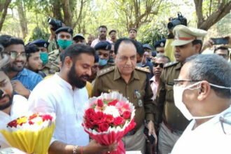 युवा कांग्रेस और एनएसयूआई के द्वारा गुलदस्ता भेंट कर सेक्टर 1 की हेल्थ सेंटर में फिर से कैसुअल्टी शुरू करने की मांग