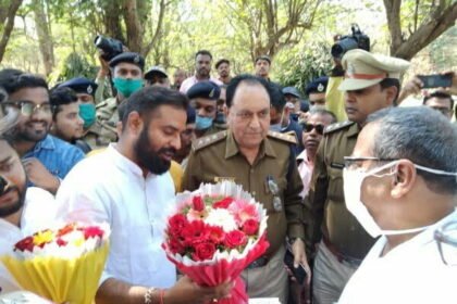 युवा कांग्रेस और एनएसयूआई के द्वारा गुलदस्ता भेंट कर सेक्टर 1 की हेल्थ सेंटर में फिर से कैसुअल्टी शुरू करने की मांग