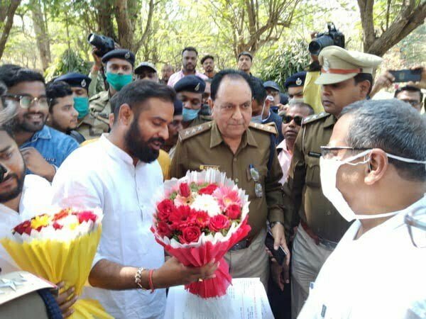 युवा कांग्रेस और एनएसयूआई के द्वारा गुलदस्ता भेंट कर सेक्टर 1 की हेल्थ सेंटर में फिर से कैसुअल्टी शुरू करने की मांग