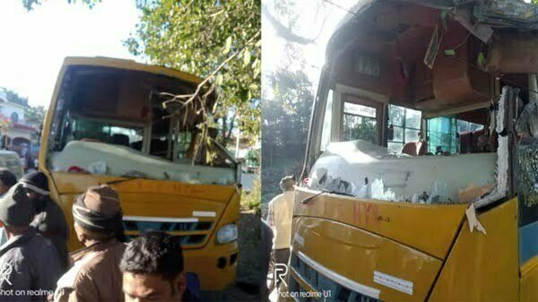 पेड़ से टकराई स्कूल बस, एक बच्ची की मौत पांच घायल, दुर्घटना के बाद मची चीख पुकार