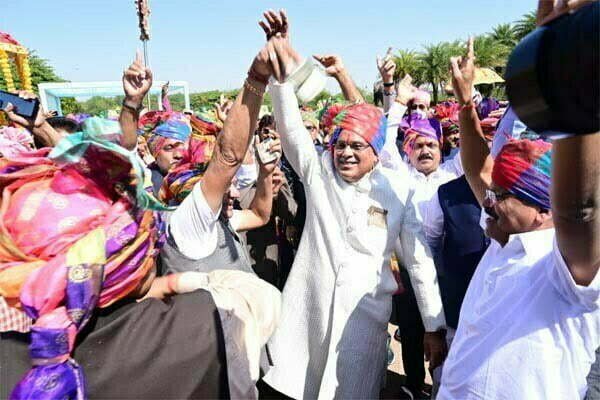 मुख्यमंत्री बघेल ने बेटे की शादी में समधी संग लगाए ठुमके, कई दिग्गज नेता विवाह में शामिल हुए