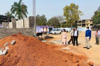 आयुक्त ने किया अंग्रेजी माध्यम स्कूलों का निरीक्षण, मार्च तक कार्य पूर्ण करने के निर्देश और गुणवत्ता का भी रखे ख्याल