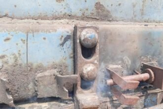 कोयले से भरी मालगाड़ी में इंजन के साथ जुड़ी बोगी में लगी आग, दमकल की गाड़ी मौके पर