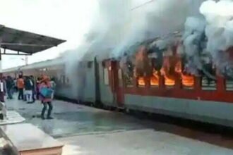 मधुबनी स्टेशन पर खड़ी ट्रेन में लगी भीषण आग, वीडियो में देखें अफरा-तफरी