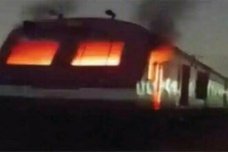 नक्सलियों का उत्पात, लौह अयस्क ले जा रही मालगाड़ी के इंजन में लगाई आग, किरंदुल-विशाखापट्टनम मार्ग ठप