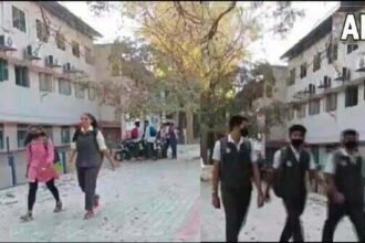 हिजाब विवाद: कर्नाटक में फिर से खुले स्कूल-कॉलेज, बजरंग दल कार्यकर्ता की हत्या के बाद किए थे बंद