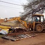 अवैध होंडिंग हटाने निगम की कार्रवाई से विज्ञापन एजेंसी में मचा हड़कंप