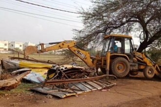 अवैध होंडिंग हटाने निगम की कार्रवाई से विज्ञापन एजेंसी में मचा हड़कंप