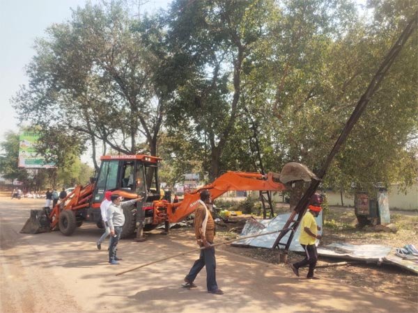 निगम की बड़ी कार्रवाई: 16 बड़े अवैध होंडिंग पर चला बुल्डोजर