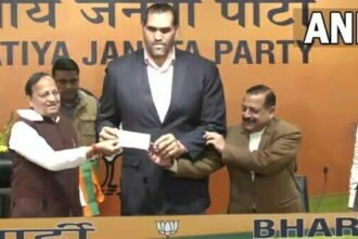 भाजपाई बने ग्रेट खली: पहलवान ने थामा कमल का दामन, केजरीवाल से मुलाकात के बाद हुई थी राजनीति में आने की चर्चा