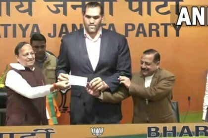भाजपाई बने ग्रेट खली: पहलवान ने थामा कमल का दामन, केजरीवाल से मुलाकात के बाद हुई थी राजनीति में आने की चर्चा
