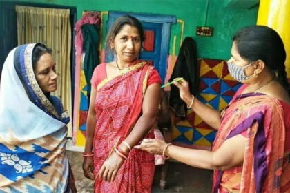 कुष्ठ रोगियों की पहचान के लिए घर-घर जा रही स्वास्थ्य विभाग की टीम