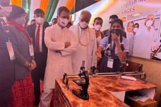 राहुल गांधी ने प्रदर्शनी स्थल में प्रदेश सरकार की महत्वाकांक्षी स्वामी आत्मानंद अंग्रेजी माध्यम स्कूल योजना के बारे में जानकारी ली