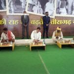 कार्यक्रम में दिखी राहुल गांधी की सादगी, सीएम सहित हितग्राहियों के साथ जमीन पर बैठ किया भोजन
