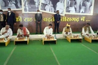 कार्यक्रम में दिखी राहुल गांधी की सादगी, सीएम सहित हितग्राहियों के साथ जमीन पर बैठ किया भोजन