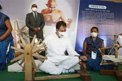 सांसद राहुल गांधी ने चलाया चरखा, सेवाग्राम प्रदर्शनी में गांधी जी के दुर्लभ छायाचित्रों का किया अवलोकन
