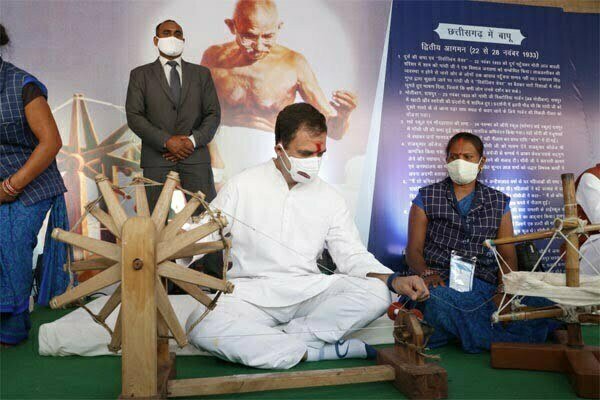 सांसद राहुल गांधी ने चलाया चरखा, सेवाग्राम प्रदर्शनी में गांधी जी के दुर्लभ छायाचित्रों का किया अवलोकन