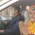 कर्मचारी को अनूठी विदाई, ड्राइवर रिटायर हुआ तो एडीएम ने खुद कार चलाकर घर तक छोड़ा