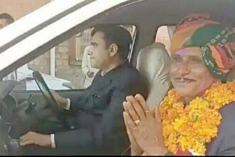 कर्मचारी को अनूठी विदाई, ड्राइवर रिटायर हुआ तो एडीएम ने खुद कार चलाकर घर तक छोड़ा