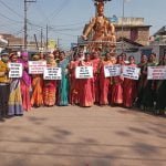 रंगो से सज रही गलियां, चौक-चौराहोंकी दशा सुधारने महिलाएं बना रही मानव श्रृंखला