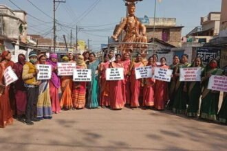 रंगो से सज रही गलियां, चौक-चौराहोंकी दशा सुधारने महिलाएं बना रही मानव श्रृंखला