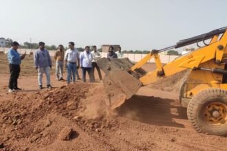 अवैध प्लाटिंग पर कार्यवाही, खेत का प्लाटिंग करने बनाई सड़क, आयुक्त ने सड़क उखड़वाया