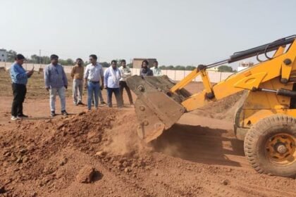 अवैध प्लाटिंग पर कार्यवाही, खेत का प्लाटिंग करने बनाई सड़क, आयुक्त ने सड़क उखड़वाया