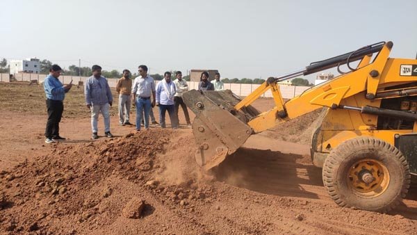 अवैध प्लाटिंग पर कार्यवाही, खेत का प्लाटिंग करने बनाई सड़क, आयुक्त ने सड़क उखड़वाया