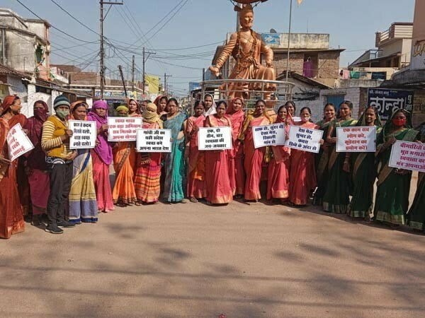 रंगो से सज रही गलियां, चौक-चौराहोंकी दशा सुधारने महिलाएं बना रही मानव श्रृंखला