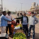 चेतावनी के बाद भी पॉलीथीन रखने वालें व्यापारियों पर जुर्माना