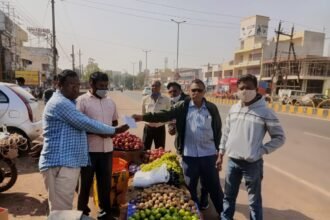 चेतावनी के बाद भी पॉलीथीन रखने वालें व्यापारियों पर जुर्माना