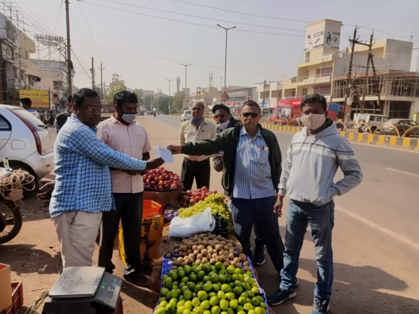 चेतावनी के बाद भी पॉलीथीन रखने वालें व्यापारियों पर जुर्माना