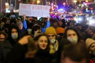 यूक्रेन पर आक्रमण के विरोध में आए रूसी लोग, पुतिन को बताया हत्यारा