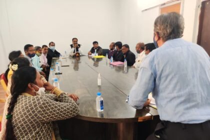 राजस्व प्रभारी सीजू एंथोनी ने ली विभाग की बैठक, शासन की महत्वकांक्षी योजना पर अमल करने पर जोर