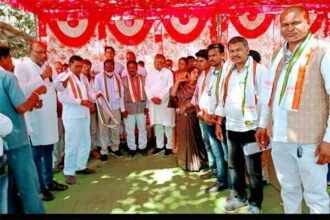 गृहमंत्री ताम्रध्वज साहू के जनसंपर्क के दौरान पूर्व विधायक प्रत्याशी सहित 90 लोगों ने थामा कांग्रेस का दामन