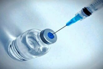 वैक्सिनेशन सेंटर में अव्यवस्था देख भड़कें विधायक, रैंप में भरा पड़ा है कबाड़